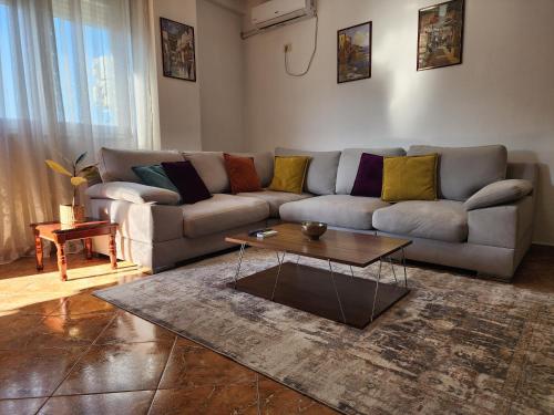 Cozy sunlit apartment with scenic balcony view, Tirana (photo 5)