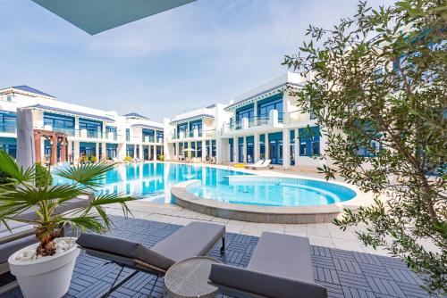 Stunning Palm Villa with Rooftop Garden, Resort Style Pool and Beach by Exclusive Holiday Homes, Dubaj (zdjęcie 3)