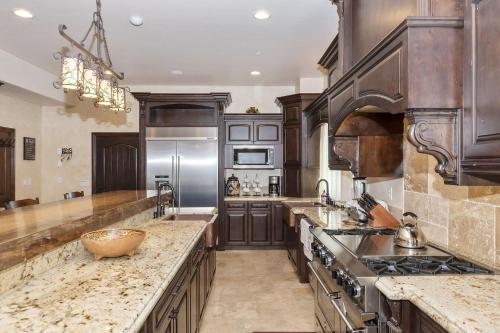 No. 20 Mountain Masterpiece, Lake views, 6 bd AC! in Big Bear Lake, USA