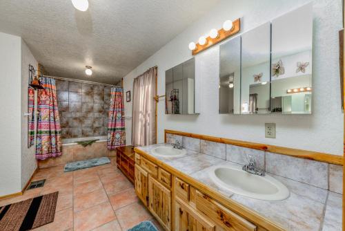 Saddles 'N' Spurs 4br 3bath with a Hot Tub - Ruidoso