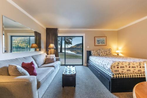 Quaint Studio w/Lake View #146 at Donner Lake Village, Truckee