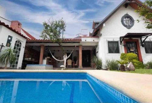 Linda casa céntrica c/alberca y jacuzzi in Xochitepec, Mexico