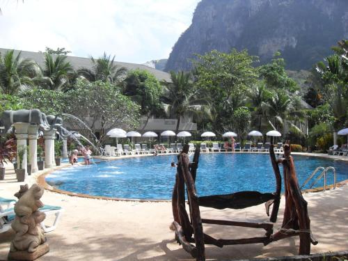 Swimming pool, Golden Beach Resort in Krabi
