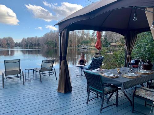Nature Retreat Luxury Glamping on Lakefront Estate in Lutz, USA