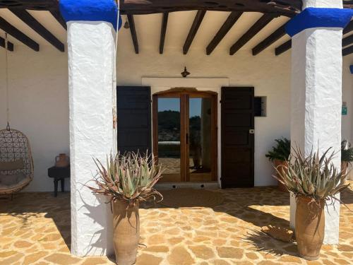 Charming Villa Retreat in Ibiza - Bed & Breakfast Bliss