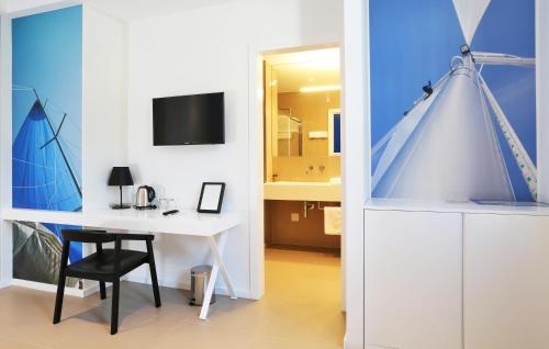 Deluxe Twin Room image 10