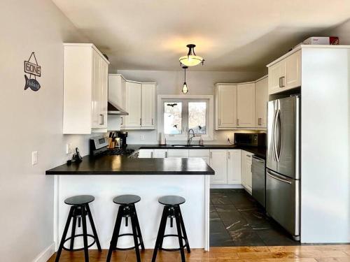 The Bear Cave Cottage at Little Kennisis Lake in ฮาลิเบอร์ตัน (ON)