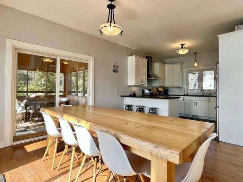 The Bear Cave Cottage at Little Kennisis Lake in ฮาลิเบอร์ตัน (ON)