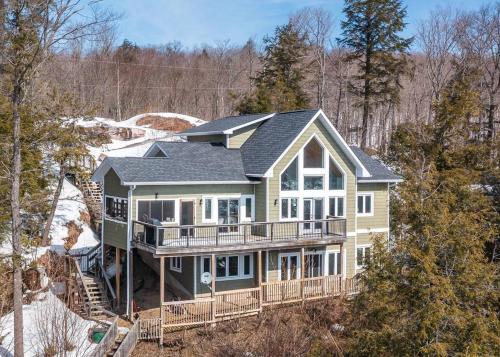 The Bear Cave Cottage at Little Kennisis Lake in ฮาลิเบอร์ตัน (ON)