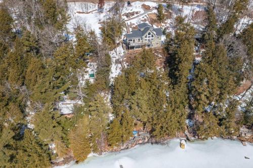 The Bear Cave Cottage at Little Kennisis Lake in ฮาลิเบอร์ตัน (ON)