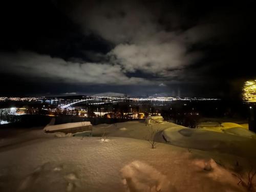 Mediu înconjurător, Leilighet med 1 soverom i Tromsø/Kvaløysletta med flott beliggenhet og god utsikt. Kort vei til flyp in Kvaloysletta