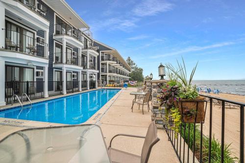 A Room with a View on East Bay Waterfront with pool in Traverse City, USA