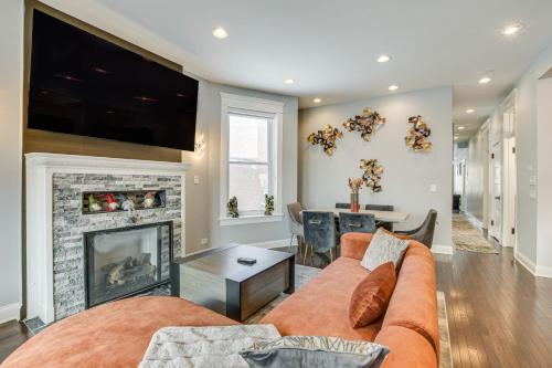 Spacious Condo with Deck about 3 Mi to Downtown Chicago! in Chicago, USA