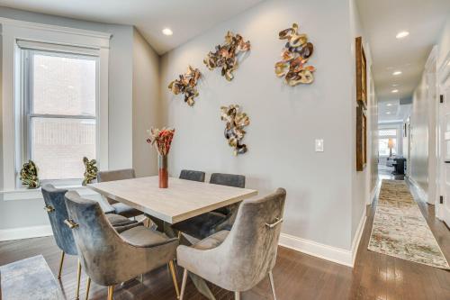 Spacious Condo with Deck about 3 Mi to Downtown Chicago! in Chicago, USA