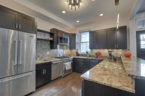 Spacious Condo with Deck about 3 Mi to Downtown Chicago! in Chicago, USA