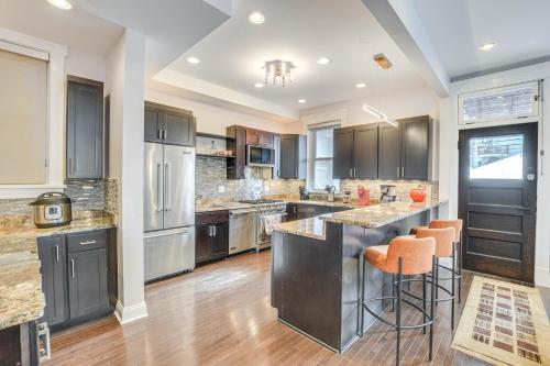 Spacious Condo with Deck about 3 Mi to Downtown Chicago! in Chicago, USA