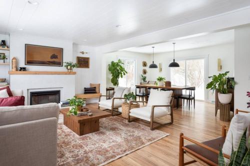 Norra House- Curated home, 5 acres in wine country in Suttons Bay, USA