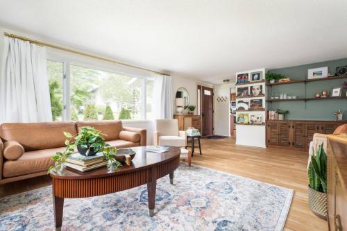 The Elm House-Updated home in Downtown Suttons Bay in Suttons Bay, USA