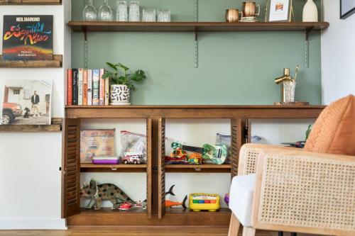 The Elm House-Updated home in Downtown Suttons Bay in Suttons Bay, USA