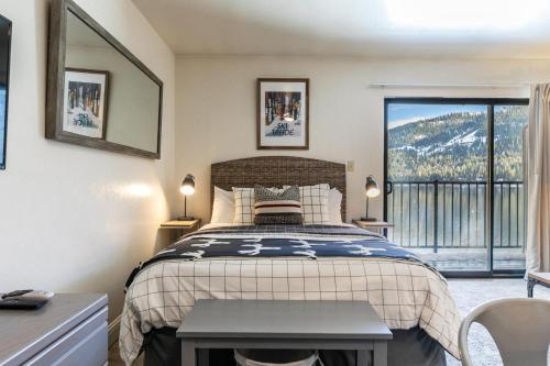 Beautiful Deluxe Studio w/Lake View #245 at Donner Lake Village, Truckee