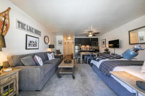 Beautiful Deluxe Studio w/Lake View #245 at Donner Lake Village - image 4
