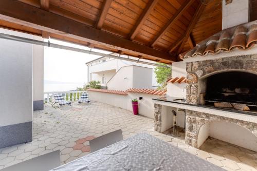 Villa with a beautiful panoramic view and a swimming pool- by Traveler tourist agency Krk ID 2397, Senj (Segna) (foto 10)