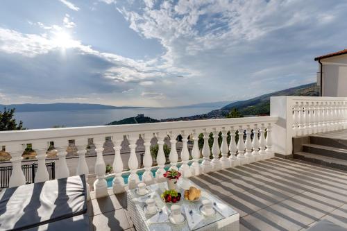 Villa with a beautiful panoramic view and a swimming pool- by Traveler tourist agency Krk ID 2397, Senj (Segna) (foto 4)