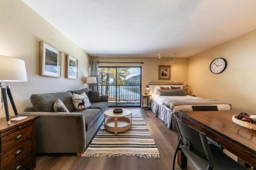 Charming Deluxe Studio w/Lake View #246 at Donner Lake Village, Truckee