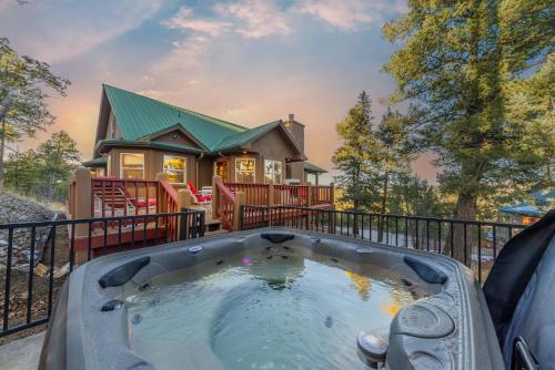 Wolf's Den: Upscale 4 Bedroom, 3 Bath with VIEWS and a Private Hot Tub!