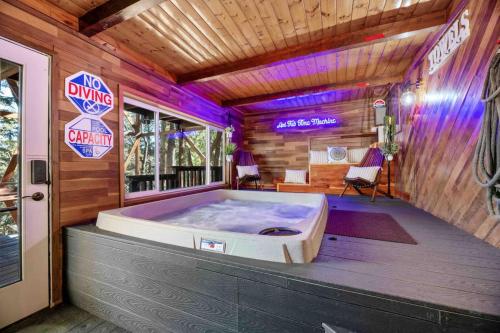 The Slope Chalet in Big Bear Lake, USA