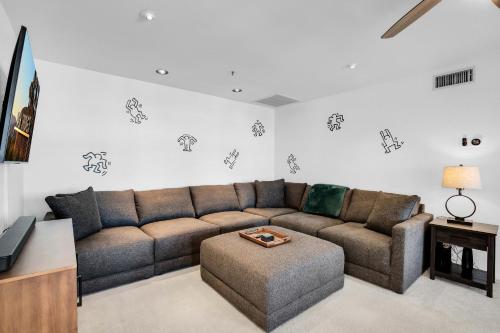 Keith Haring Inspired 2BD Deauville Condo - A Ryson Property in Palm Springs, USA