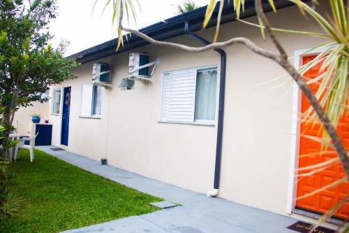 Exterior view, Studio Girassol in Trindade