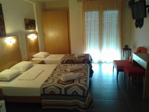 1 double bed, 1 twin bed