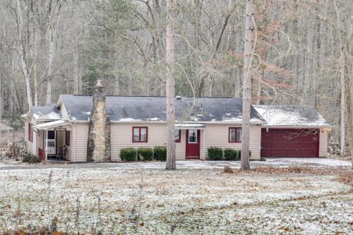 Rector Home with Hot Tub about 6 Mi to Ligonier!