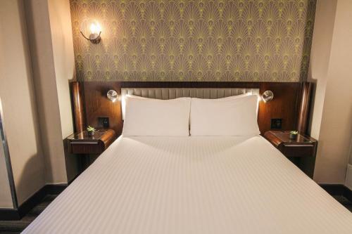 Signature 1 Queen Bed image 4