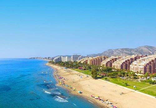 Primera línea de playa, pies en la arena