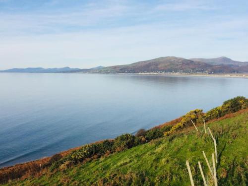 Cosy modern cottage by the sea, heart of snowdonia