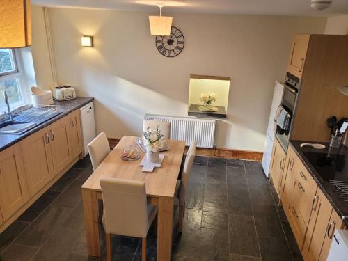 Cosy modern cottage by the sea, heart of snowdonia