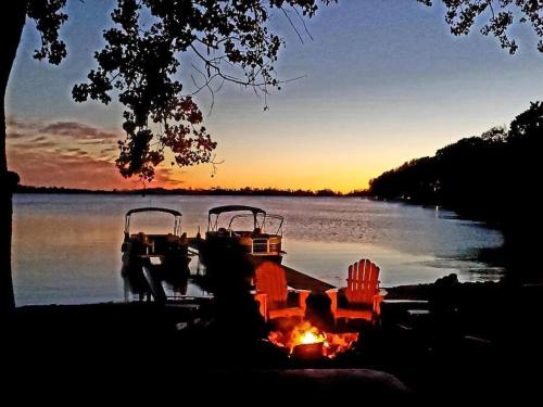 West Lake Waterfront Swimming - Free Pontoon Boat! in West Lake (ON)