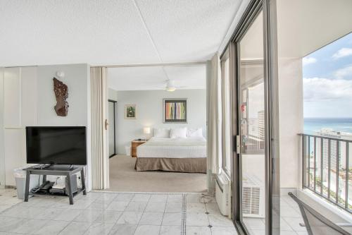 High Rise Ocean View Waikiki Condo FREE Parking & Wi-Fi - image 3