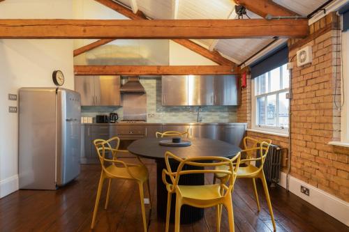 Crashpads Shoreditch the Club Row Collection - image 12