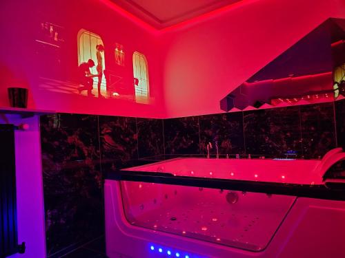 Гидромассажная ванна, Magnifique Suite Spa Luxembourg in Дифферданж