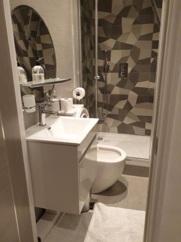 Central London property-ensuite, double and budget room, London