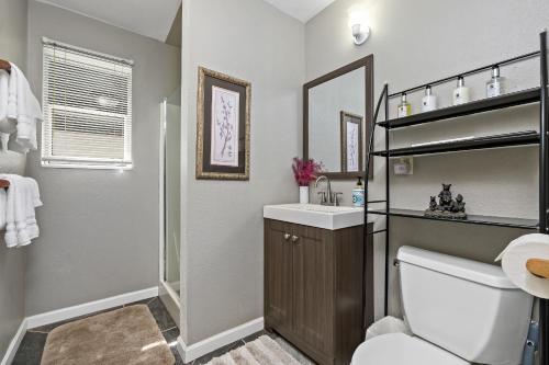 Mountain Meadows Inn & Chalet Suites - 화장실