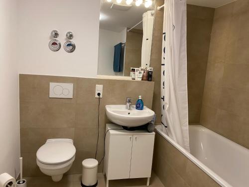 Guest room in former hotel, near train station, fully equipped kitchen with washer-dryer