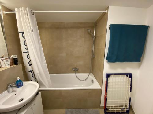 Guest room in former hotel, near train station, fully equipped kitchen with washer-dryer