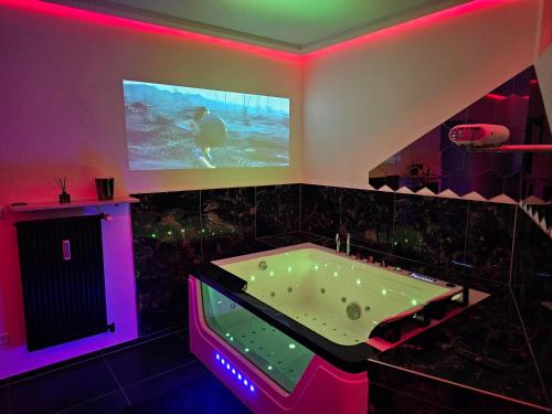 Гидромассажная ванна, Magnifique Suite Spa Luxembourg in Дифферданж