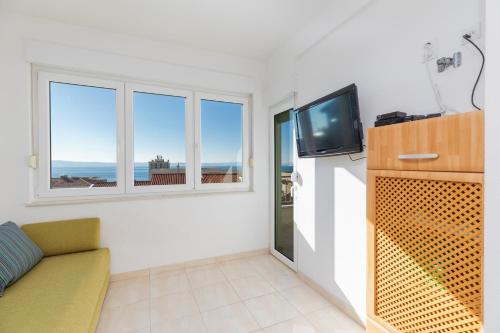 One-Bedroom Apartment with Balcony and Sea View room in Apartments with parking space Makarska - 22017