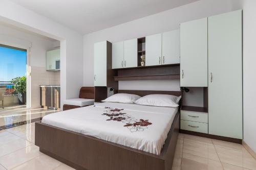 Studio with Balcony and Sea View room in Apartments with parking space Makarska - 22017
