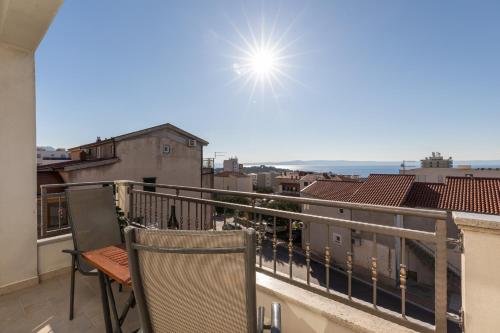 One-Bedroom Apartment with Balcony and Sea View image 2